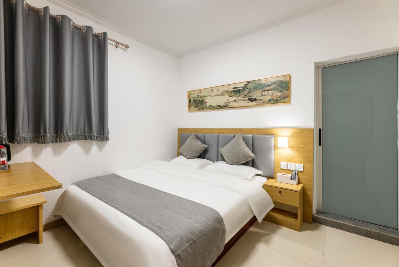Happy Dragon Hotel -- Nearby Tiananmen Square & Forbidden City & Wangfujing Street & Line 5,6,8 Subway Nearby & Free Coffee & Free Laundry & Fluent English Speaking & Tourist Attractions Ticket Service & Free Wifi Unlimited For Western Software Pequim Exterior foto