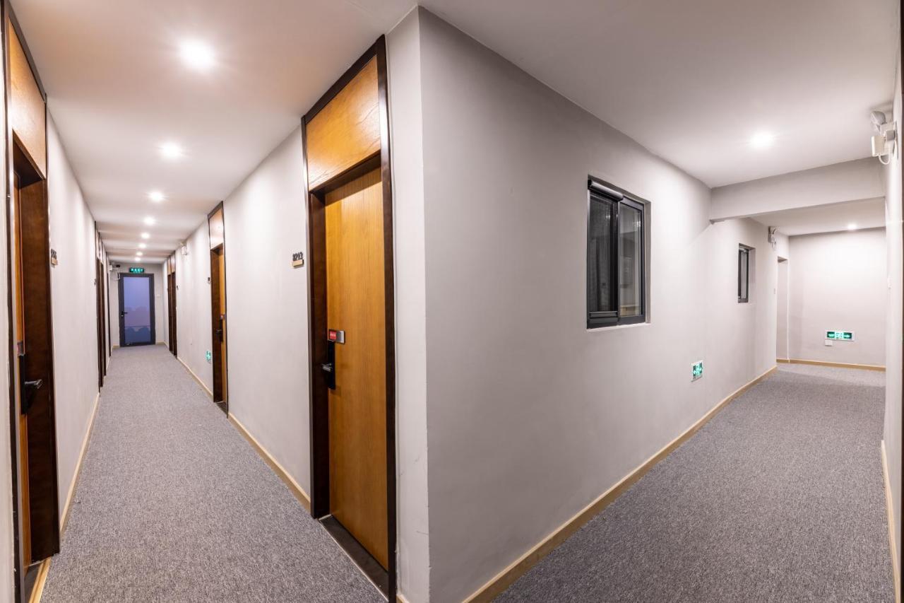 Happy Dragon Hotel -- Nearby Tiananmen Square & Forbidden City & Wangfujing Street & Line 5,6,8 Subway Nearby & Free Coffee & Free Laundry & Fluent English Speaking & Tourist Attractions Ticket Service & Free Wifi Unlimited For Western Software Pequim Exterior foto