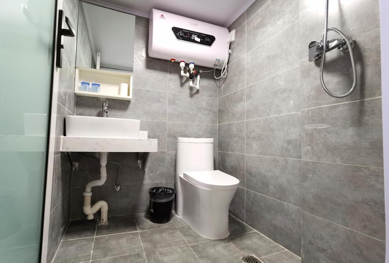 Happy Dragon Hotel -- Nearby Tiananmen Square & Forbidden City & Wangfujing Street & Line 5,6,8 Subway Nearby & Free Coffee & Free Laundry & Fluent English Speaking & Tourist Attractions Ticket Service & Free Wifi Unlimited For Western Software Pequim Exterior foto
