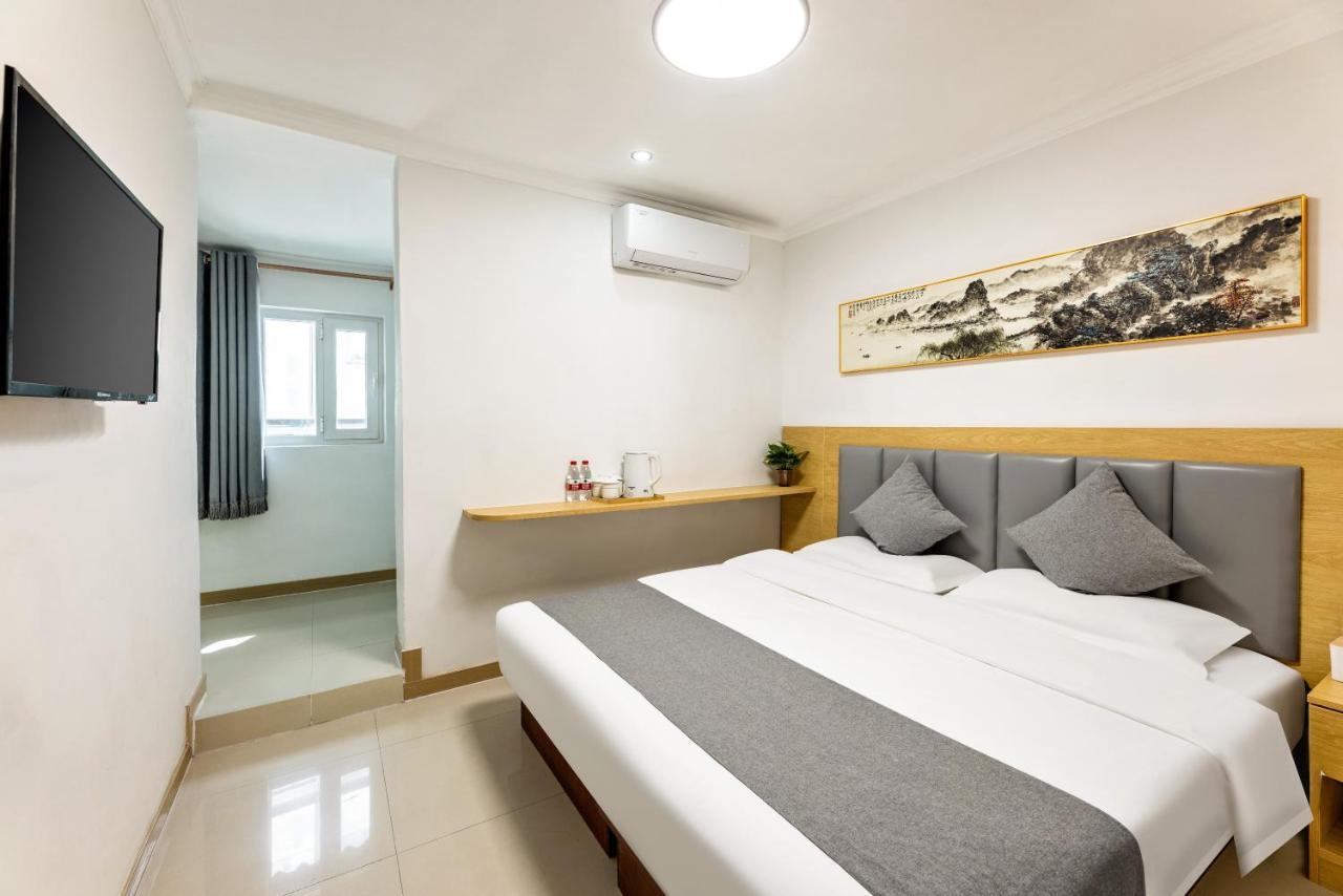 Happy Dragon Hotel -- Nearby Tiananmen Square & Forbidden City & Wangfujing Street & Line 5,6,8 Subway Nearby & Free Coffee & Free Laundry & Fluent English Speaking & Tourist Attractions Ticket Service & Free Wifi Unlimited For Western Software Pequim Exterior foto