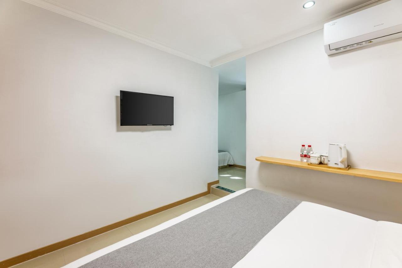 Happy Dragon Hotel -- Nearby Tiananmen Square & Forbidden City & Wangfujing Street & Line 5,6,8 Subway Nearby & Free Coffee & Free Laundry & Fluent English Speaking & Tourist Attractions Ticket Service & Free Wifi Unlimited For Western Software Pequim Exterior foto