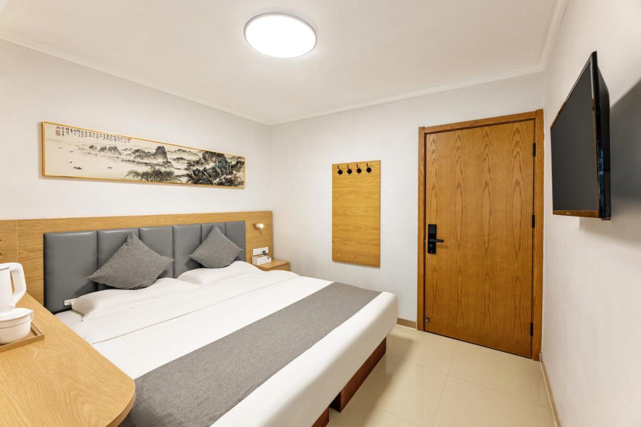 Happy Dragon Hotel -- Nearby Tiananmen Square & Forbidden City & Wangfujing Street & Line 5,6,8 Subway Nearby & Free Coffee & Free Laundry & Fluent English Speaking & Tourist Attractions Ticket Service & Free Wifi Unlimited For Western Software Pequim Exterior foto