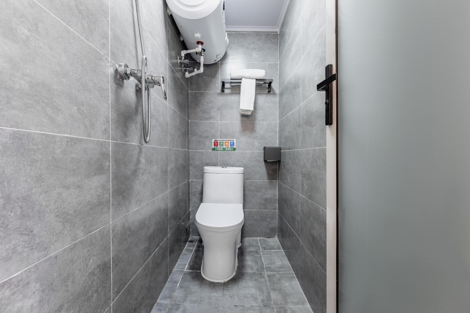 Happy Dragon Hotel -- Nearby Tiananmen Square & Forbidden City & Wangfujing Street & Line 5,6,8 Subway Nearby & Free Coffee & Free Laundry & Fluent English Speaking & Tourist Attractions Ticket Service & Free Wifi Unlimited For Western Software Pequim Exterior foto