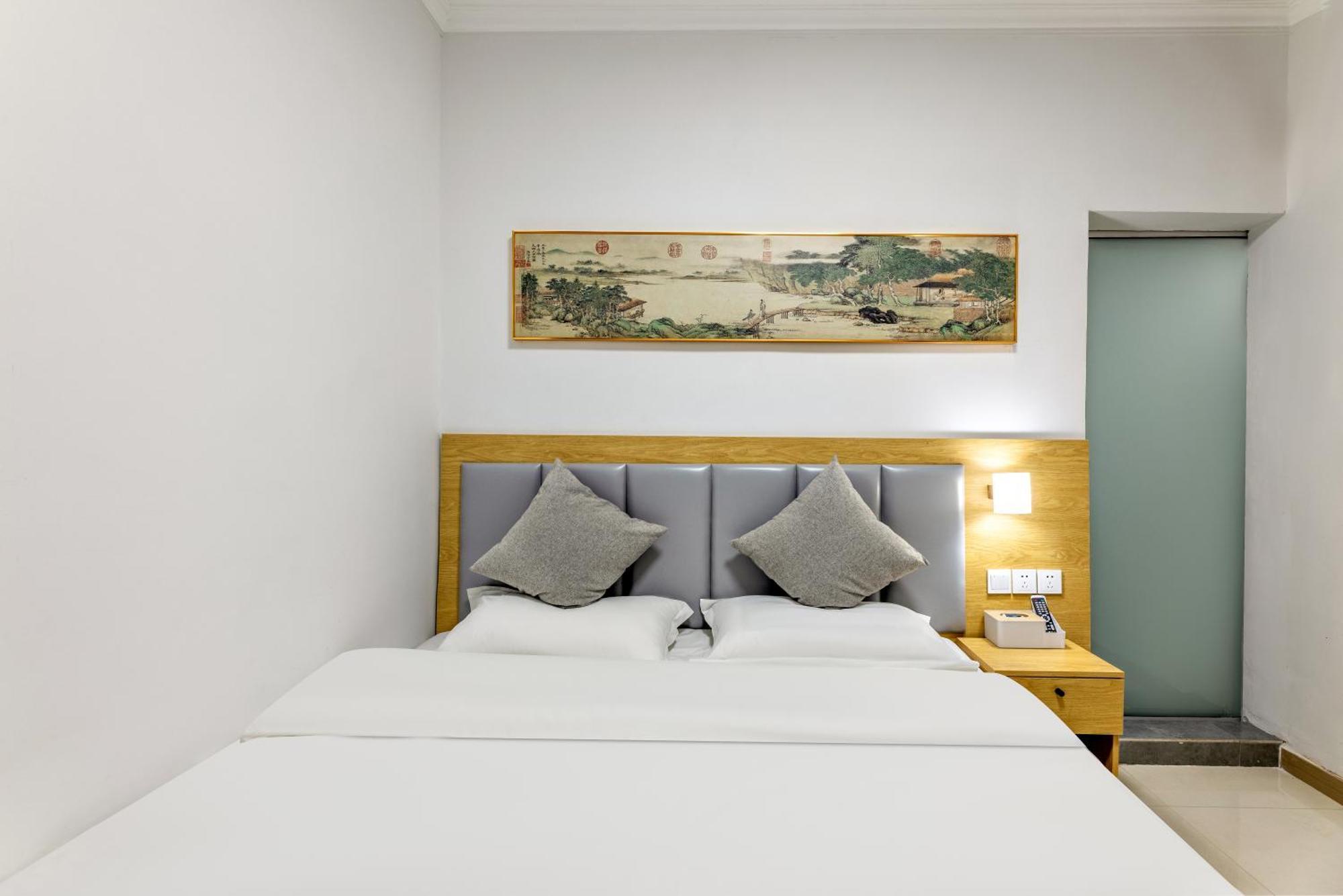 Happy Dragon Hotel -- Nearby Tiananmen Square & Forbidden City & Wangfujing Street & Line 5,6,8 Subway Nearby & Free Coffee & Free Laundry & Fluent English Speaking & Tourist Attractions Ticket Service & Free Wifi Unlimited For Western Software Pequim Exterior foto