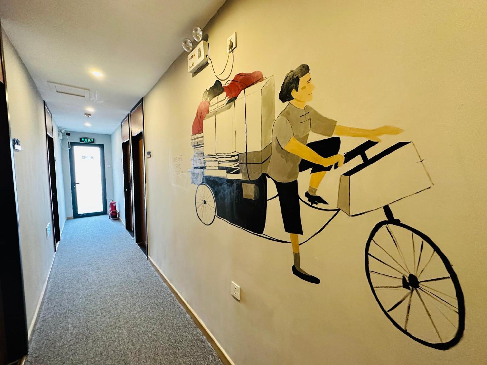Happy Dragon Hotel -- Nearby Tiananmen Square & Forbidden City & Wangfujing Street & Line 5,6,8 Subway Nearby & Free Coffee & Free Laundry & Fluent English Speaking & Tourist Attractions Ticket Service & Free Wifi Unlimited For Western Software Pequim Exterior foto