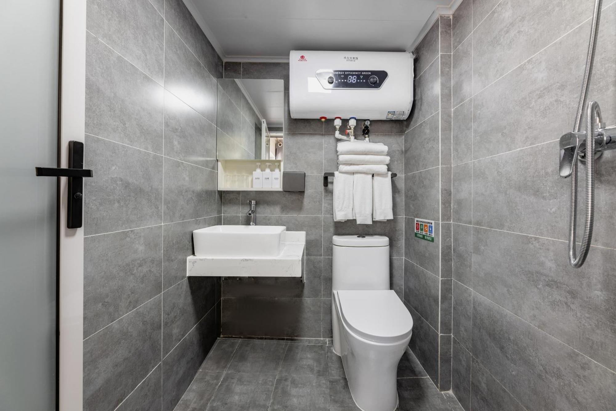 Happy Dragon Hotel -- Nearby Tiananmen Square & Forbidden City & Wangfujing Street & Line 5,6,8 Subway Nearby & Free Coffee & Free Laundry & Fluent English Speaking & Tourist Attractions Ticket Service & Free Wifi Unlimited For Western Software Pequim Exterior foto