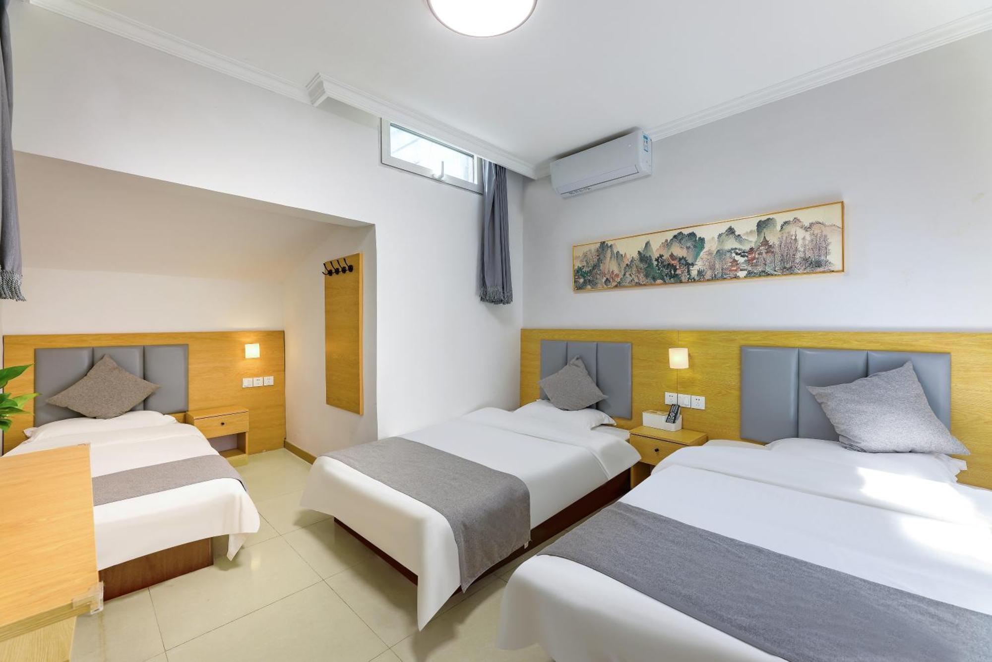 Happy Dragon Hotel -- Nearby Tiananmen Square & Forbidden City & Wangfujing Street & Line 5,6,8 Subway Nearby & Free Coffee & Free Laundry & Fluent English Speaking & Tourist Attractions Ticket Service & Free Wifi Unlimited For Western Software Pequim Exterior foto