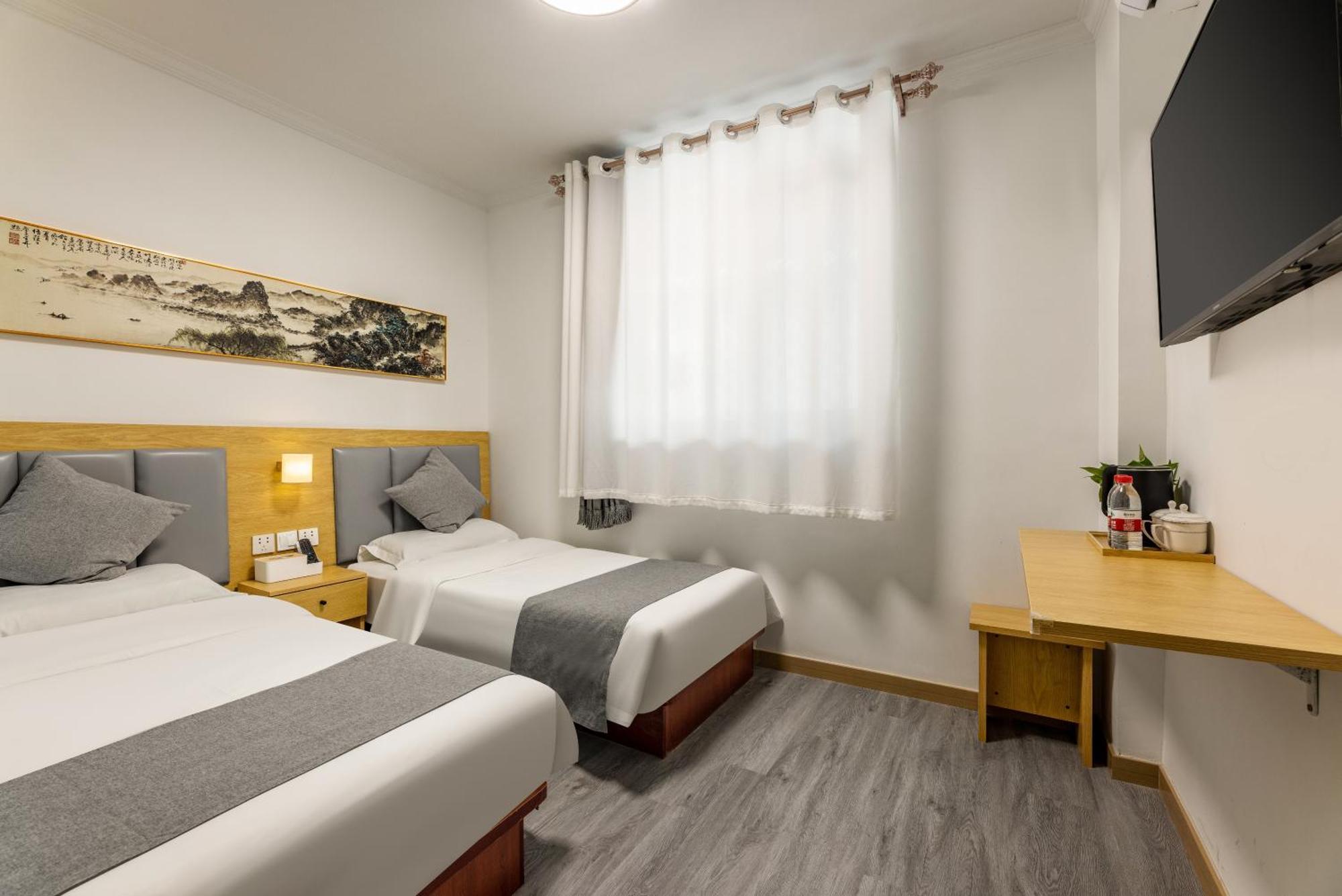 Happy Dragon Hotel -- Nearby Tiananmen Square & Forbidden City & Wangfujing Street & Line 5,6,8 Subway Nearby & Free Coffee & Free Laundry & Fluent English Speaking & Tourist Attractions Ticket Service & Free Wifi Unlimited For Western Software Pequim Exterior foto