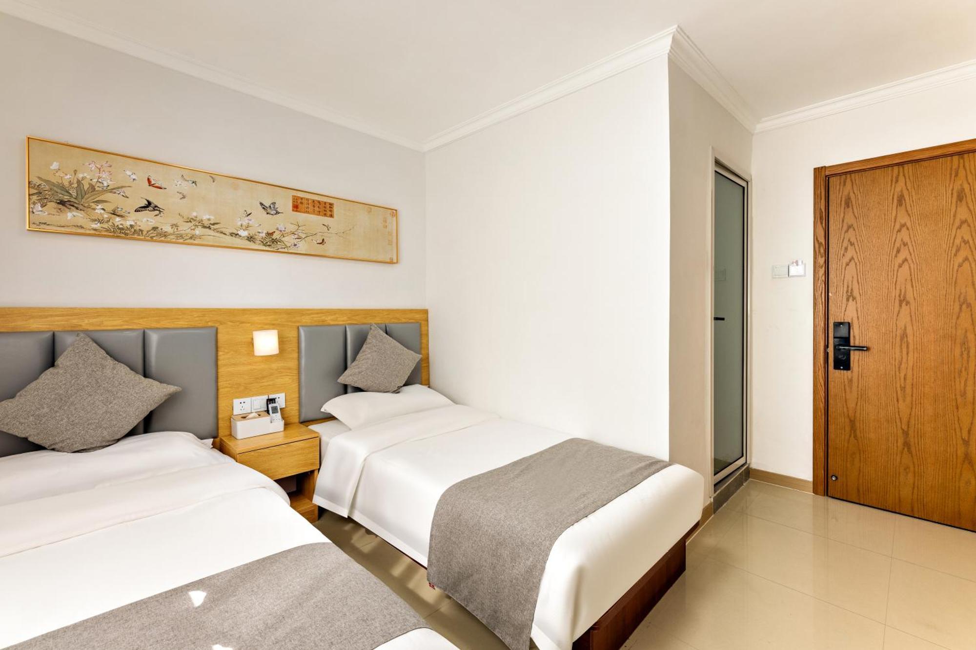 Happy Dragon Hotel -- Nearby Tiananmen Square & Forbidden City & Wangfujing Street & Line 5,6,8 Subway Nearby & Free Coffee & Free Laundry & Fluent English Speaking & Tourist Attractions Ticket Service & Free Wifi Unlimited For Western Software Pequim Exterior foto