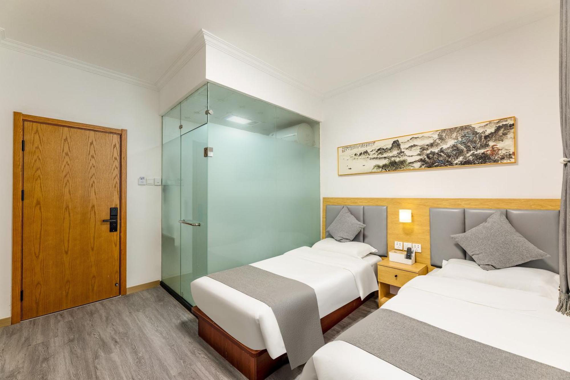 Happy Dragon Hotel -- Nearby Tiananmen Square & Forbidden City & Wangfujing Street & Line 5,6,8 Subway Nearby & Free Coffee & Free Laundry & Fluent English Speaking & Tourist Attractions Ticket Service & Free Wifi Unlimited For Western Software Pequim Exterior foto