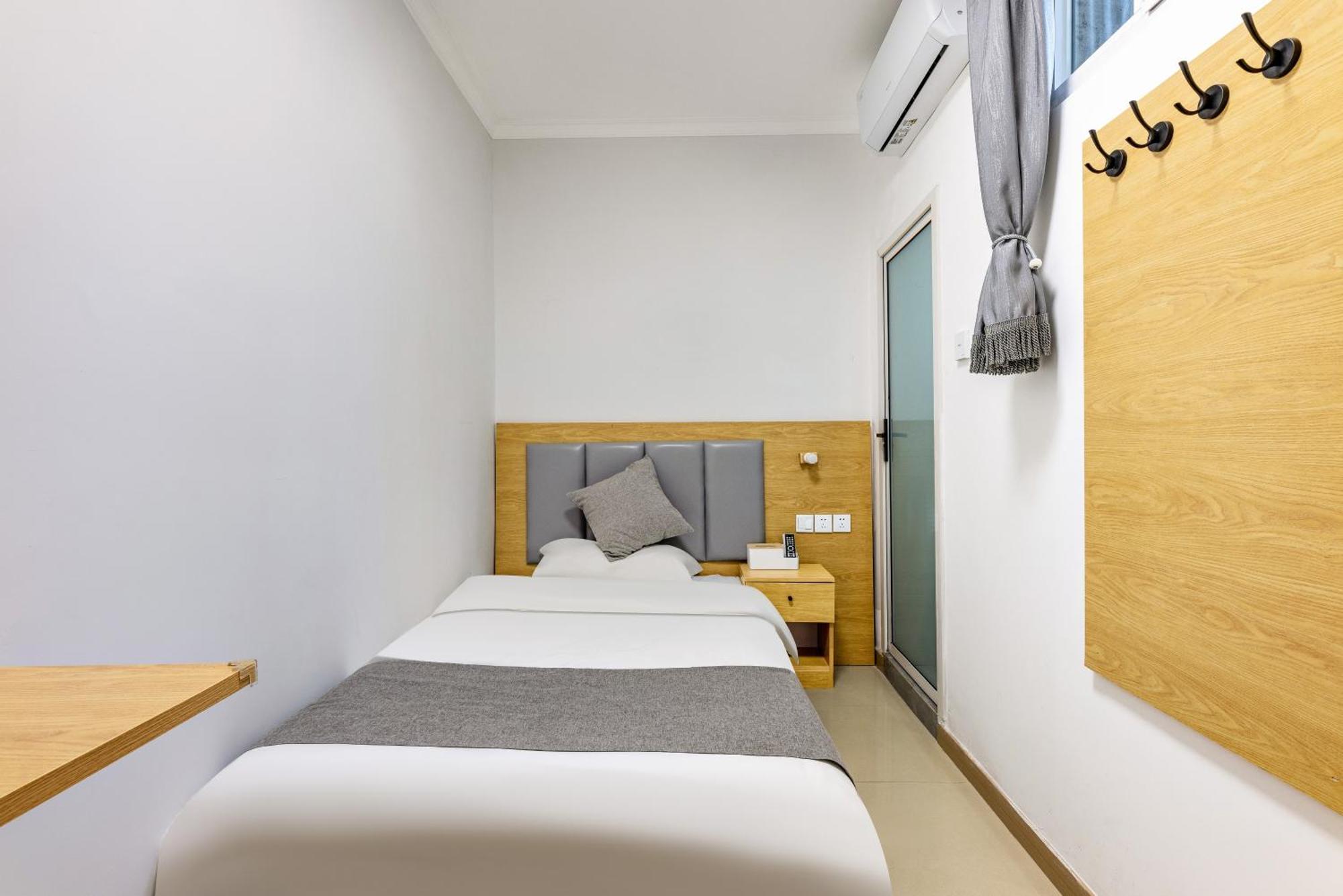 Happy Dragon Hotel -- Nearby Tiananmen Square & Forbidden City & Wangfujing Street & Line 5,6,8 Subway Nearby & Free Coffee & Free Laundry & Fluent English Speaking & Tourist Attractions Ticket Service & Free Wifi Unlimited For Western Software Pequim Exterior foto