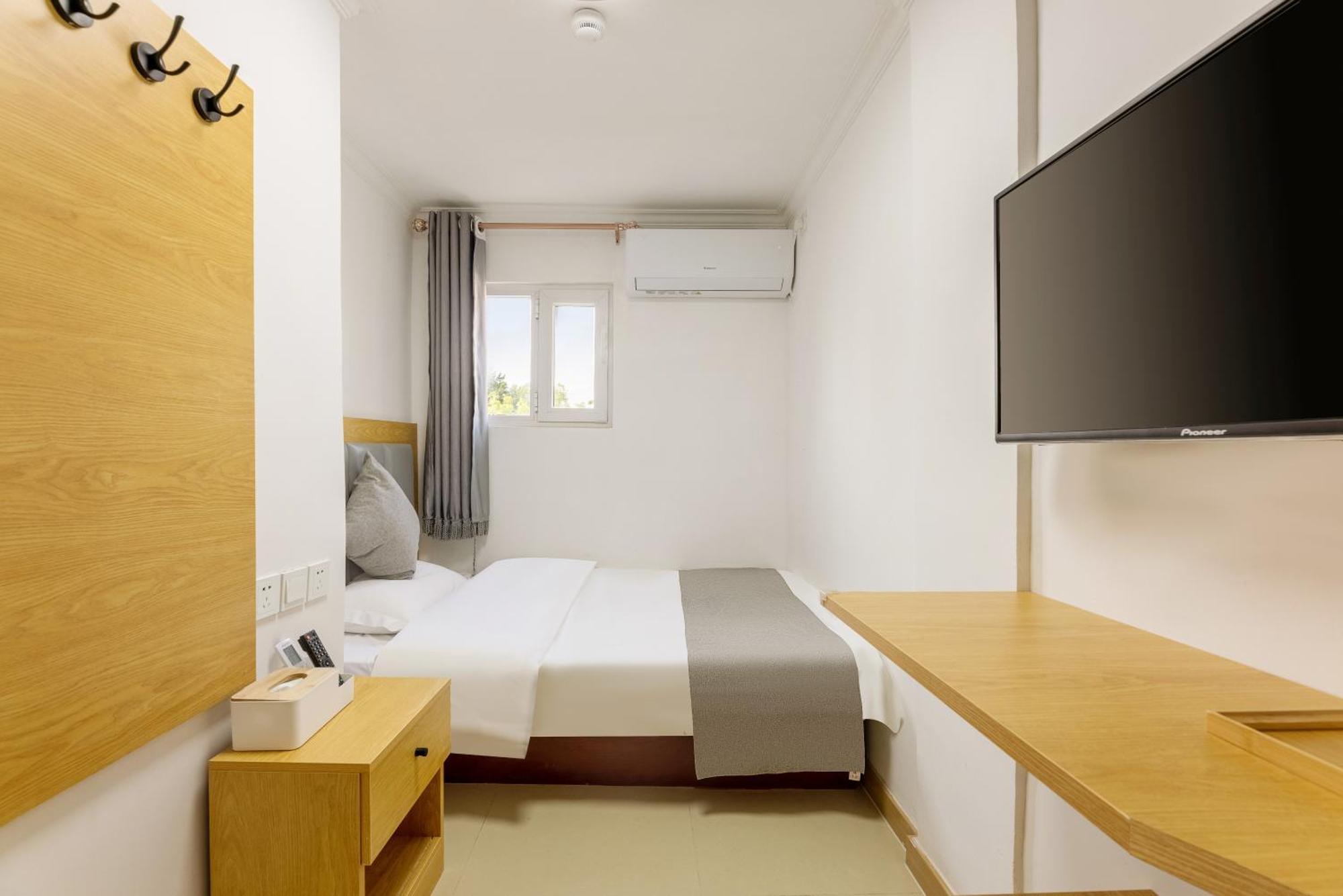 Happy Dragon Hotel -- Nearby Tiananmen Square & Forbidden City & Wangfujing Street & Line 5,6,8 Subway Nearby & Free Coffee & Free Laundry & Fluent English Speaking & Tourist Attractions Ticket Service & Free Wifi Unlimited For Western Software Pequim Exterior foto