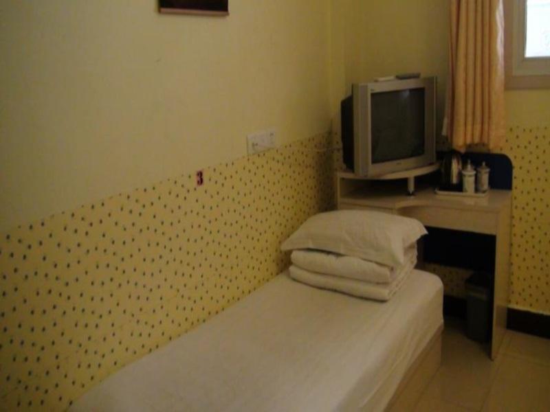 Happy Dragon Hotel -- Nearby Tiananmen Square & Forbidden City & Wangfujing Street & Line 5,6,8 Subway Nearby & Free Coffee & Free Laundry & Fluent English Speaking & Tourist Attractions Ticket Service & Free Wifi Unlimited For Western Software Pequim Exterior foto