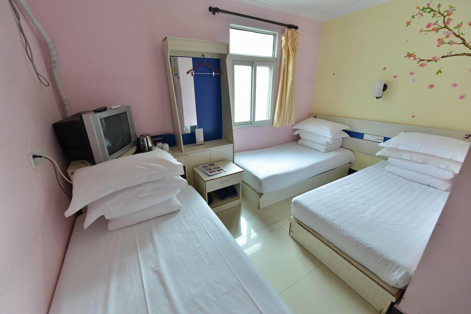 Happy Dragon Hotel -- Nearby Tiananmen Square & Forbidden City & Wangfujing Street & Line 5,6,8 Subway Nearby & Free Coffee & Free Laundry & Fluent English Speaking & Tourist Attractions Ticket Service & Free Wifi Unlimited For Western Software Pequim Exterior foto