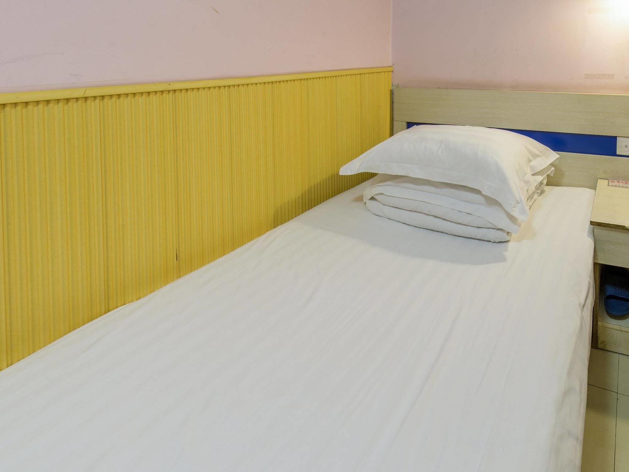 Happy Dragon Hotel -- Nearby Tiananmen Square & Forbidden City & Wangfujing Street & Line 5,6,8 Subway Nearby & Free Coffee & Free Laundry & Fluent English Speaking & Tourist Attractions Ticket Service & Free Wifi Unlimited For Western Software Pequim Exterior foto