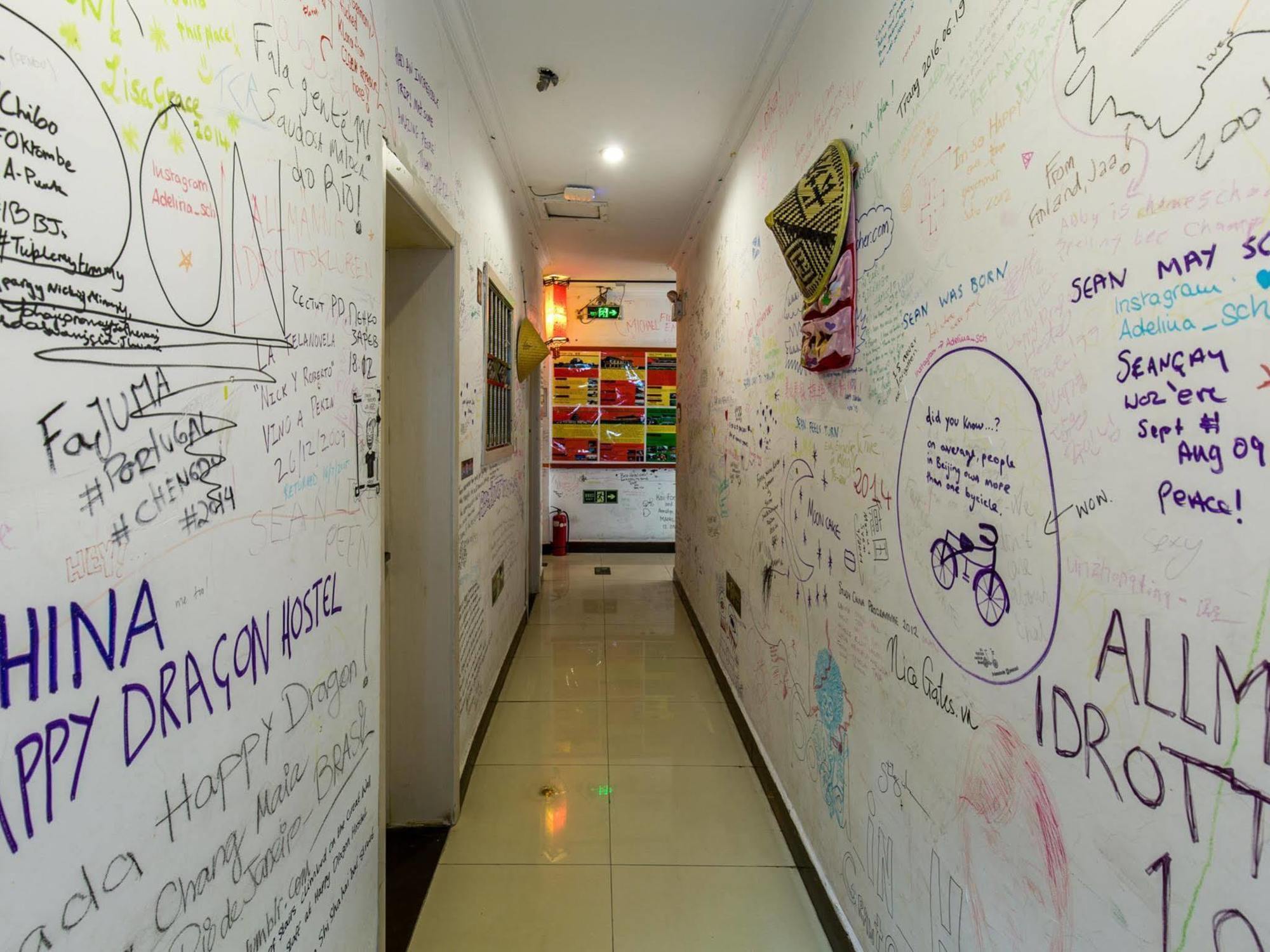 Happy Dragon Hotel -- Nearby Tiananmen Square & Forbidden City & Wangfujing Street & Line 5,6,8 Subway Nearby & Free Coffee & Free Laundry & Fluent English Speaking & Tourist Attractions Ticket Service & Free Wifi Unlimited For Western Software Pequim Exterior foto