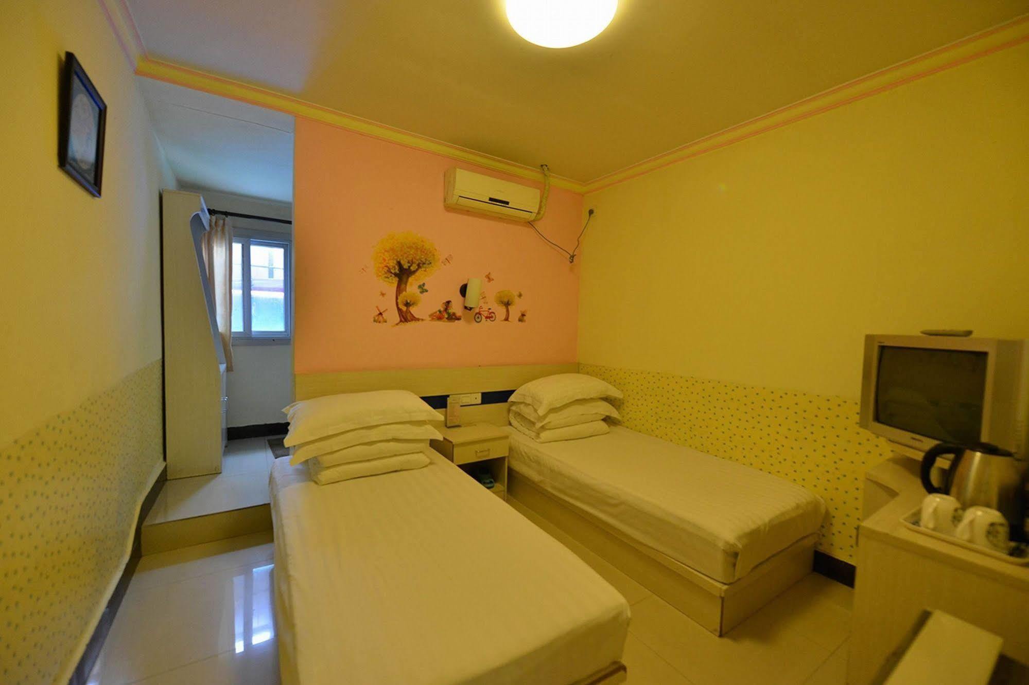Happy Dragon Hotel -- Nearby Tiananmen Square & Forbidden City & Wangfujing Street & Line 5,6,8 Subway Nearby & Free Coffee & Free Laundry & Fluent English Speaking & Tourist Attractions Ticket Service & Free Wifi Unlimited For Western Software Pequim Exterior foto